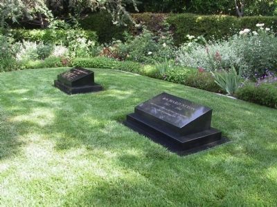 Burial Site of Richard and Pat Nixon. image. Click for full size.