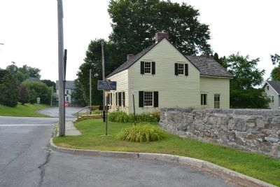 Marker with Drumm House behind it. image. Click for full size.