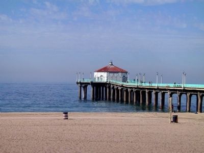 Manhattan Beach State Pier and Roundhouse image. Click for full size.