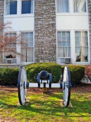 Cannon in front of the Municipal Building image. Click for full size.