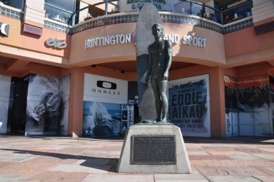 Duke Kahanamoku Marker and Statue image. Click for full size.