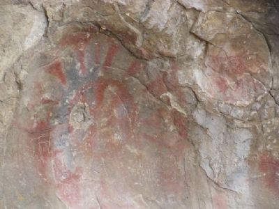 Paintings on the wall within the horseshoe of Painted Rock image. Click for full size.