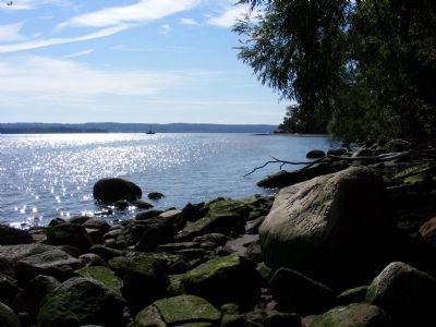 Andre The Spy Marker Rock on shore of Hudson River. image. Click for full size.