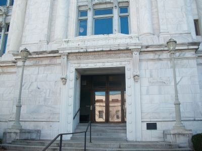 Main Street entrance to Madison County Courthouse image. Click for full size.