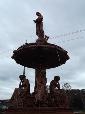 Veterans Memorial Fountain image. Click for full size.