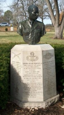 General Roscoe Robinson Jr. Monument image. Click for full size.