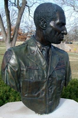 General Roscoe Robinson Jr. Bust image. Click for full size.