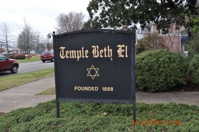 Temple Beth El Sign at Entrance image. Click for full size.