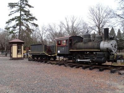 3-Sided Watchmans Shanty and Locomotive image. Click for full size.