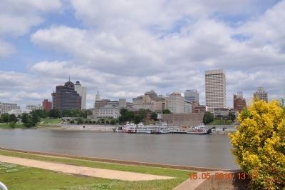 Memphis on the banks of the Mississippi River image. Click for full size.