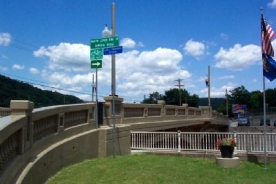 Walnut Street Bridge. Click for full size. Walnut Street Bridge image. Click for full size.
