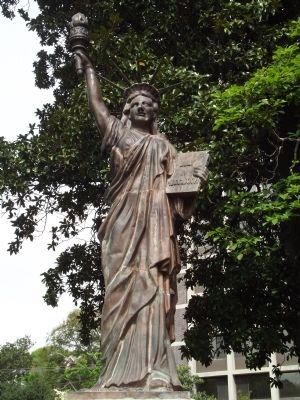 Close up of the statue image. Click for full size.
