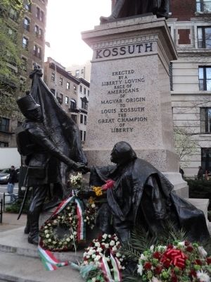Detail of Lajos Kossuth Monument image. Click for full size.