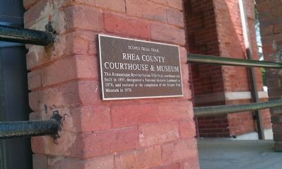Plaque on courthouse porch image. Click for full size.
