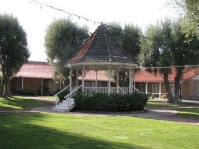 Right courtyard image. Click for full size.