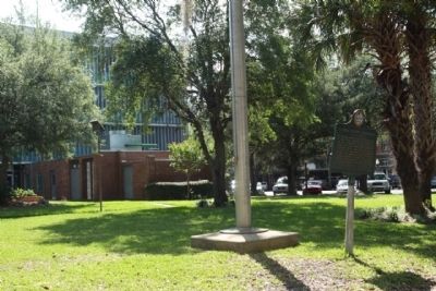 Alachula County Courthouse Marker on grounds of present day Courthouse image. Click for full size.