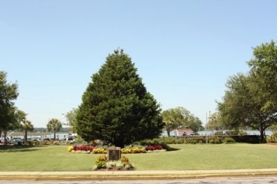 Beaufort Historic District Marker at Freedom Mall, with the Annual Christmas Tree image. Click for full size.