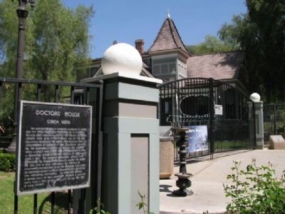 Doctors' House and Marker image. Click for full size.