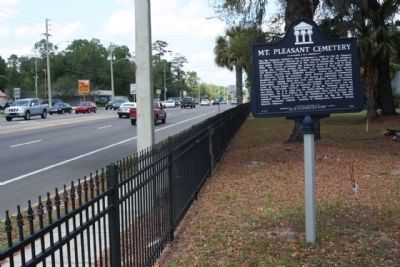 Mt. Pleasant Cemetery Marker along NW 13th Street, US 441, northbound image. Click for full size.