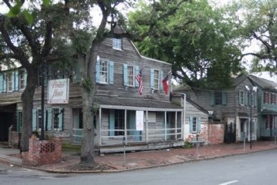 The Old Pirates House with Marker, seen along East Broad Street image. Click for full size.
