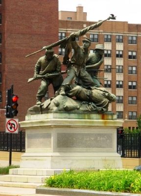 Civil War Statue. Click for full size. Civil War Statue image. Click for full size.
