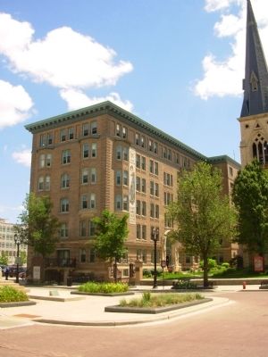St. James Court Apartments image. Click for full size.