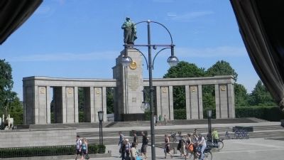 Soviet War Memorial (Tiergarten) image. Click for full size.