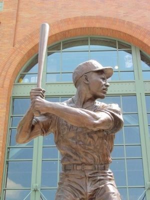 Henry Aaron Statue image. Click for full size.