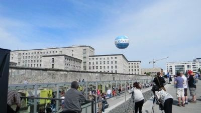 <i>Baudenkmal Berliner Mauer</i> image. Click for full size.