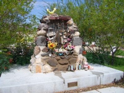 Shrine at El Parque de Orlando y Diego Mendoza image. Click for full size.