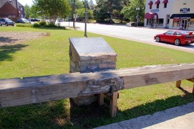 World’s Longest Courthouse Bench Marker image. Click for full size.