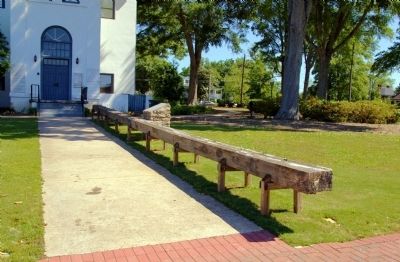 World’s Longest Courthouse Bench and Marker image. Click for full size.