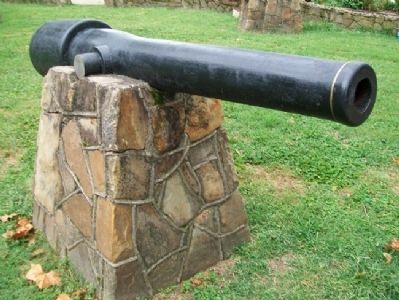 Civil War Memorial Cannon image. Click for full size.