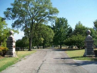 Columbia Cemetery Entrance and Markers image. Click for full size.