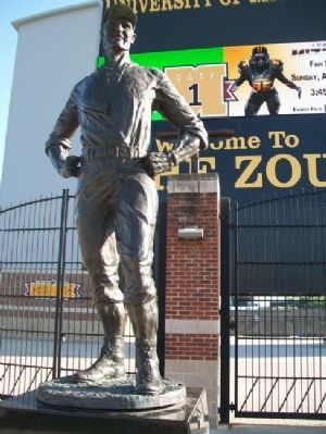 Don Faurot Statue image. Click for full size.