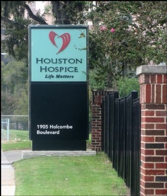 Holcombe House Hospice Sign image. Click for full size.