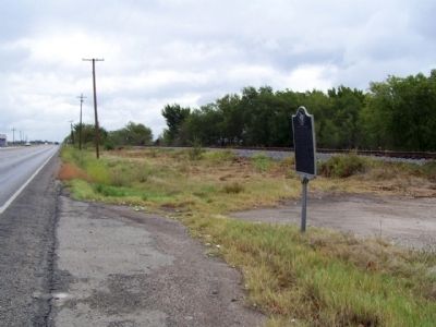 The Powell Oil Field Marker, looking east along Texas Route 31 image. Click for full size.
