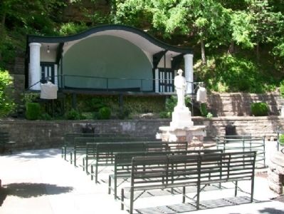 Spanish-American and World War Veterans Memorial image. Click for full size.