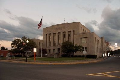 Mercer County Courthouse. Click for full size. Mercer County Courthouse image. Click for full size.