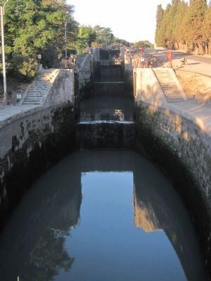 Early morning at the Fonserane Locks image. Click for full size.