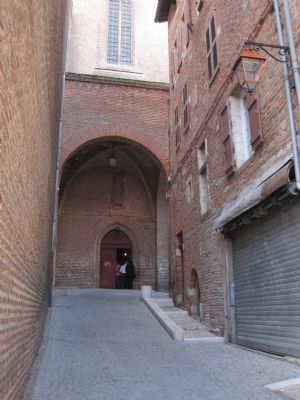 Side entrance to la cathdrale Sainte-Ccile just of Rue de la Temporalit image. Click for full size.