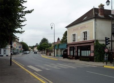 View Looking West on Rue du Gnral de Gaulle image. Click for full size.