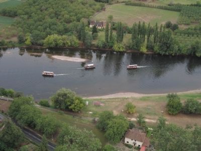 'Replicas' of the Gabares still ply the Dordogne River with tourists. image. Click for full size.