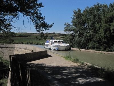 The Canal du Midi Canal-Bridge crossing over the Repudre. image. Click for full size.