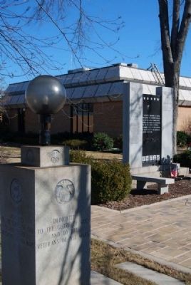 Veterans of All Wars Monument<br>Hart County Courthouse in Background image. Click for full size.