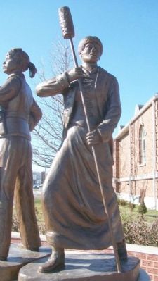 Women Veterans Memorial Statue image. Click for full size.
