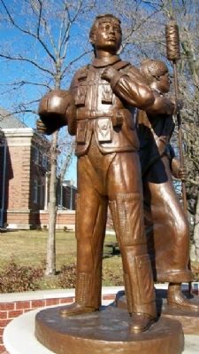 Women Veterans Memorial Statue image. Click for full size.