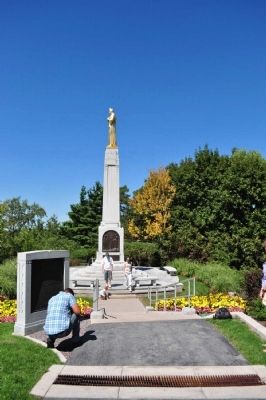 Hill Cumorah Monument Marker and Angel Moroni Monument image. Click for full size.