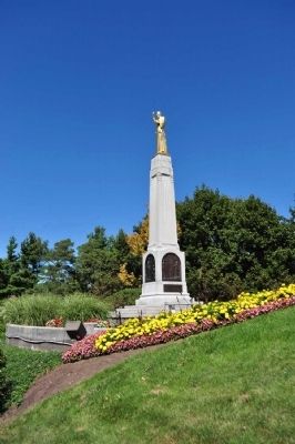 Angel Moroni Monument image. Click for full size.