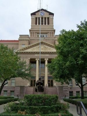 Navarro County Courthouse with statue of statesman Jose Antonio Navarro, county namesake image. Click for full size.